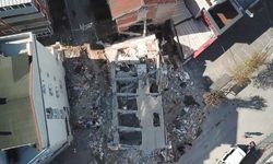 Kocaeli'de yıkılan binanın yakınındaki binalar tahliye edildi; ekipler inceleme başlattı (3)