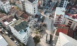 Kocaeli'de yıkılan binanın yakınındaki binalar tahliye edildi; ekipler inceleme başlattı (4)