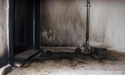 Komşusunun evinin kapısına elektrikli düzenek kuran sanık, ‘İnsan hemen ölmez' diye kendini savundu