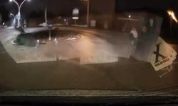 Köpeklerin kovaladığı kişiyi aracına alarak kurtardı / Video eklendi