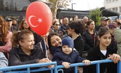 Kurtuluş gününde 'kek' izdihamı; çocuklar ezilme tehlikesi geçirdi/Ek fotoğraflar