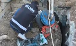 Lavabo musluğuna bağlı düzenek ortaya çıkarıldı; yerin altından 3,5 ton kaçak motorin çıktı