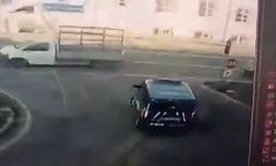 Makam aracı jandarma minibüsüne çarptı; 2 asker yaralandı