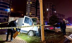 Malatya'da aydınlatma direğine çarpan minibüsün sürücüsü öldü