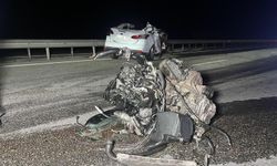 Manisa'da otomobil kamyona arkadan çarptı: 1 ölü, 2 yaralı