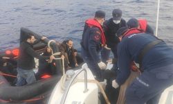 Marmaris açıklarında 12 kaçak göçmen kurtarıldı