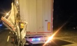 Minibüs, TIR'a arkadan çarptı; 1 ölü, 2 yaralı