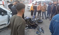 Motosiklet ile hafif ticari aracın çarpıştığı kaza kamerada: 2 yaralı