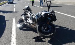 Motosiklet, kamyona çarptı; 1 polis yaralı