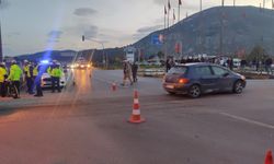 Motosiklete çarpan otomobilin sürücüsü olay yerinden kaçtı: 1 yaralı