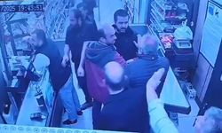 Oğlunu darbettiğini öne sürdüğü market çalışanını yumruklayıp tekmeledi