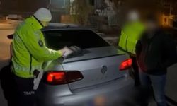 Öğrenci yurdu önünde otomobil ile drift atan sürücünün ehliyetine el konuldu