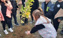 Okullarda fidanlar, 'Atatürk ve vatan sevgisi' mesajlarıyla toprakla buluştu