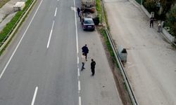 Otomobil, güvenlik şeridinde duran tankere çarptı : 3 kişilik aile yaralandı