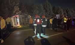 Otomobil ile çarpışan midibüs devrildi: 1'i ağır 8 yaralı