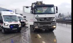 Otomobil ile kamyon çarpıştı: 5 yaralı