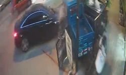 Otomobil, kaldırımdaki motosikletlere çarptı; kaza anı kamerada