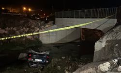 Otomobil, köprüden dereye düştü: 1 ölü, 1 yaralı