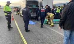 Otomobil, TIR'a arkadan çarptı; belediye işçisi öldü