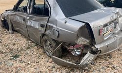 Otomobilin trafik levhasına çarpıp, takla attığı kaza kamerada