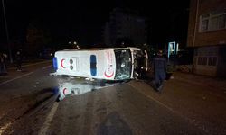 Otomobille hasta taşıyan ambulans çarpıştı; 5 yaralı