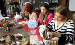 Pandemide mahsur kaldığı kentte, 5 yılda yüzlerce kişiye çini sanatını öğretti