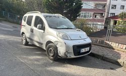 Park halindeki hafif ticari araca çarpan otomobil, evin çatısına çıktı