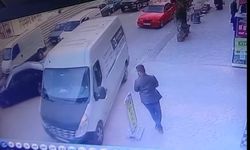 Park halindeyken geriye hareket eden minibüsü otopark görevlisi durdurdu