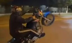 Plakasını kapattığı motosiklet ile tek teker üzerinde ilerleyen sürücünün ehliyeti iptal edildi