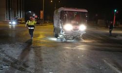 Polisten kaçan ehliyetsiz sürücü, kırmızı ışıkta geçerek kazaya neden oldu; 3 yaralı