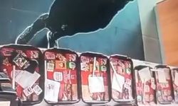 Restoranda yemek tepsisindeki cep telefonunu çaldı