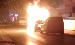 Samsun'da park halindeki otomobilde çıkan yangın korkuttu; o anlar kamerada