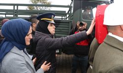 Şehit ağabeyinin cenazesini, asker selamıyla karşıladı (2)