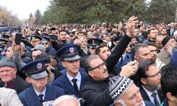 Şehit eşini, üniforması ile son yolculuğuna uğurladı