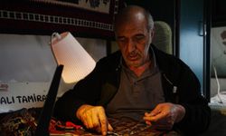 Sındırgı'da artçılar nedeniyle dükkanında çalışamayan halı ustası, işini karavana taşıdı