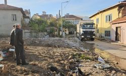 Sındırgı'da hasar gören yüksek katlı binaların riskli bölümleri traşlanıyor