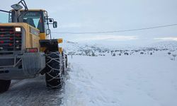 Sivas'ta 46 yerleşim yerinin yolu, kardan kapalı