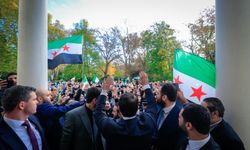 Suriye bayrağı, Londra'da göndere çekildi