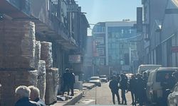 Tartıştığı babasını bıçaklayarak öldürdü; işletmenin çatısında yakalandı