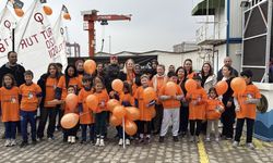 Tekirdağlı yelkenciler, lösemiye dikkat çekmek için turuncu balonlarla denize açıldı