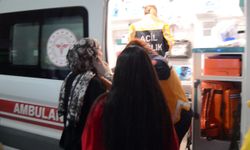 Ters yöne girip, 2 yayaya, iş yerine ve araçlara çarpan alkollü sürücü, darbedildi ; olay anı kamerada