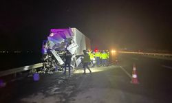 TIR, emniyet şeridinde park halindeki otobüse çarptı: 14 yaralı