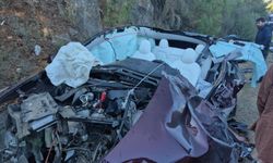 TIR ile çarpışan otomobil, demir yığınına döndü; 2 yaralı