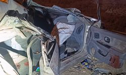 TIR'a arkadan çarpan otomobildeki 2 çocuk öldü, sürücü ağır yaralandı