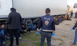 TIR'ın dorsesinde 28 düzensiz göçmen yakalandı