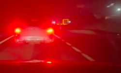 Trafikte otomobilin camını yumruklayan sürücüye ev hapsi