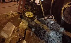 Traktörle çarpışarak savrulan otomobilin ezdiği yaya öldü; sürücüler yaralandı
