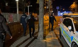 Tramvay yoluna giren otomobil çevredekilerin yardımıyla çıkarıldı, sürücüye ceza uygulandı