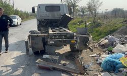 Trenin çarptığı kamyonet ikiye bölündü