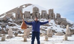 Türkücü Aydın Aydın, yapay zekaya karşı sazını parçaladı